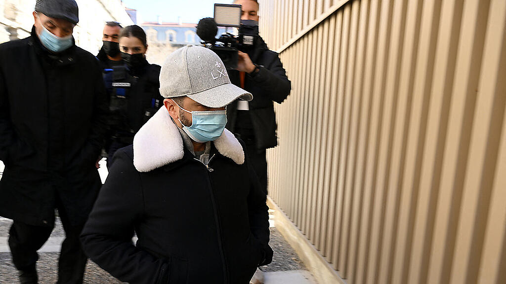 Dem Zahnarzt (graue Kappe) wird Ungeheurliches vorgeworfen