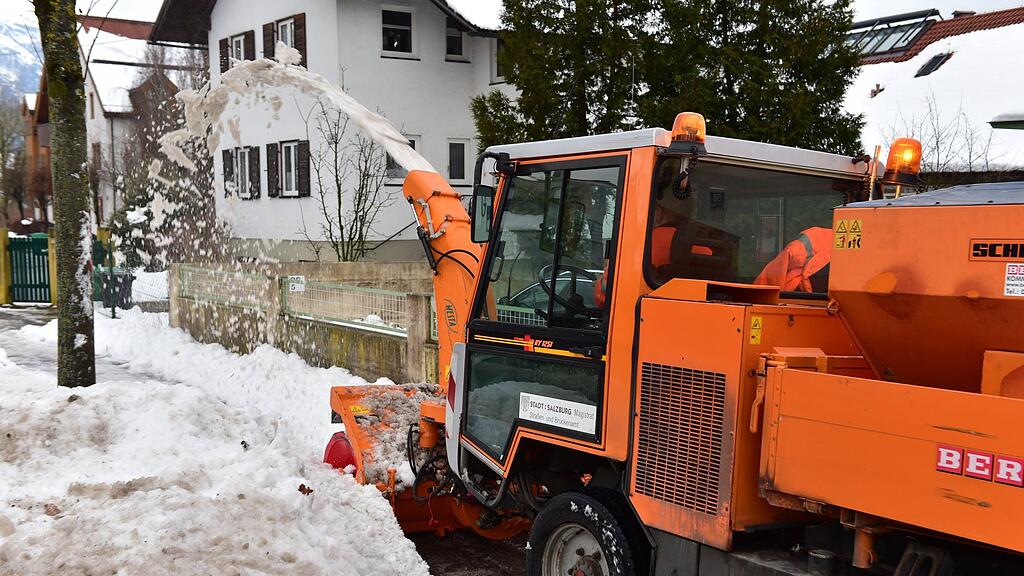 Pünktlich mit den ersten Schneeflocken starteten der Winterdienst seinen Einsatz.