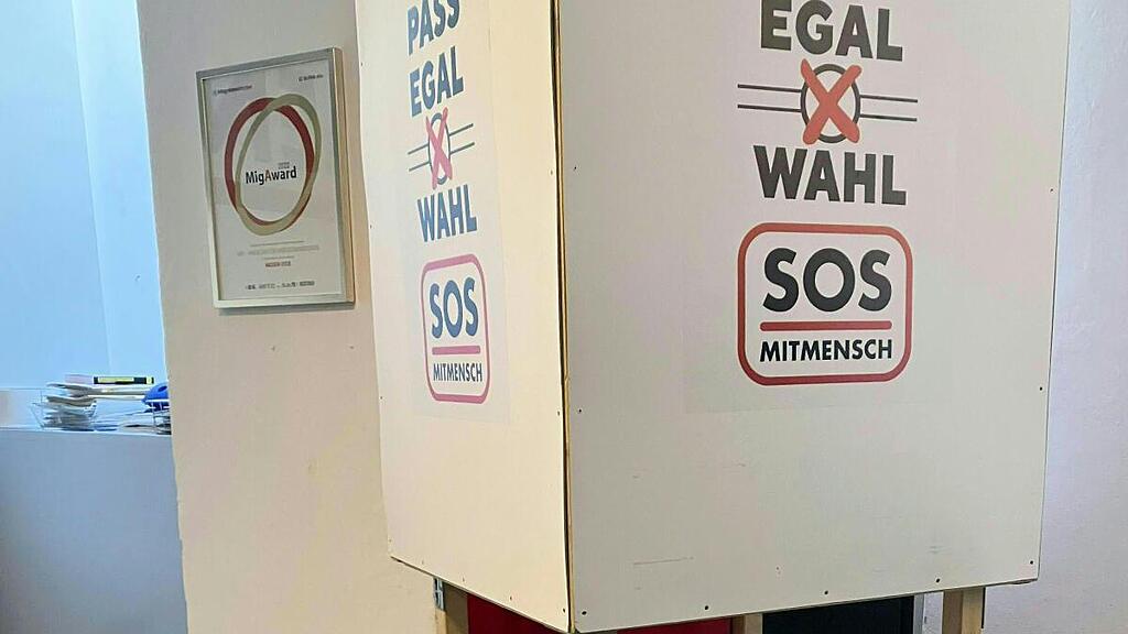 In etwa 70 solchen Wahlkabinen kann die Stimme abgegeben werden