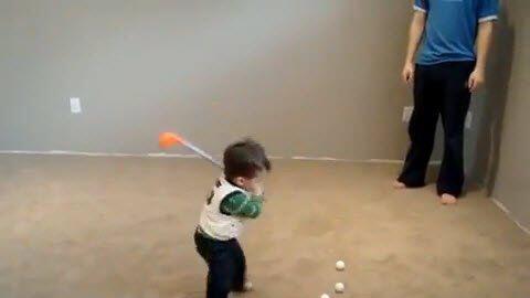 Dieser Knirps zeigt sein Golf-Talent