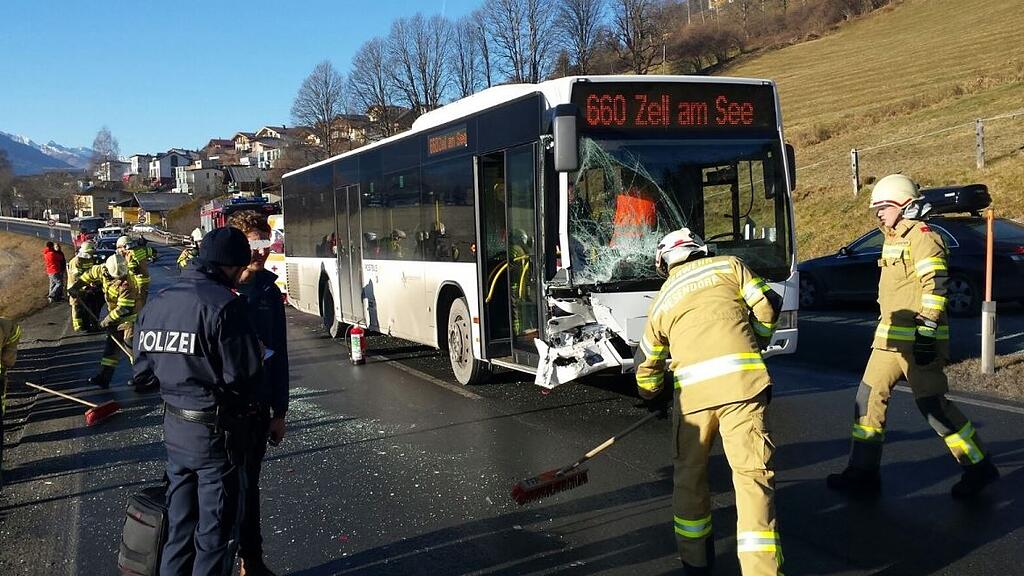 Ein Crash mit vier Fahrzeugen ereignete sich in Piesendorf.