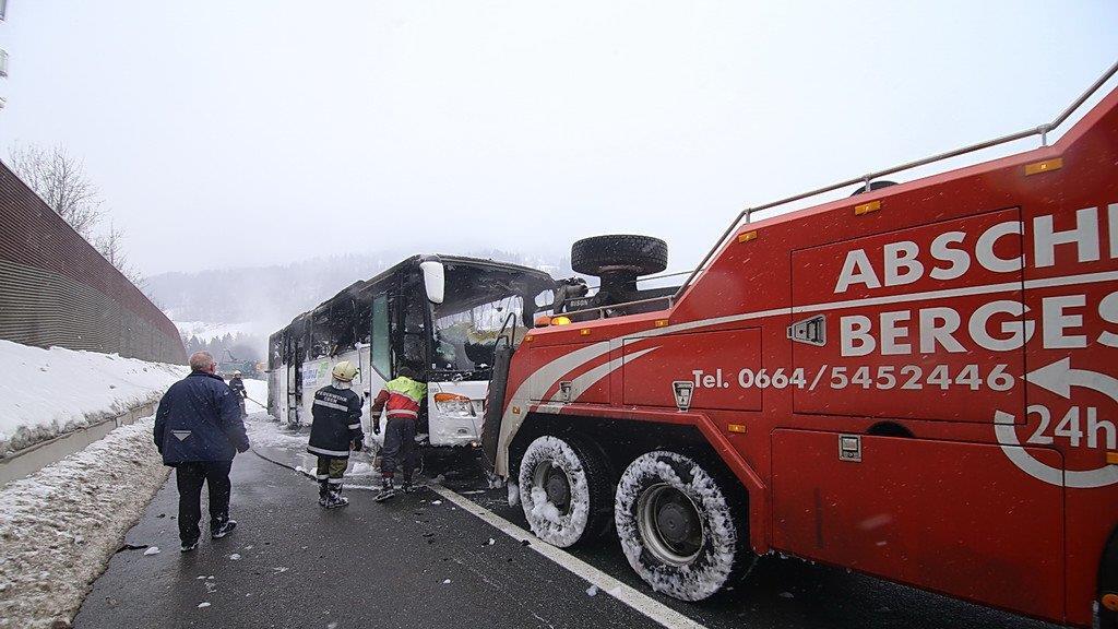 Reisebus in Vollbrand