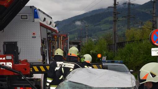 St. Johann: Pkw-Überschlag auf B311