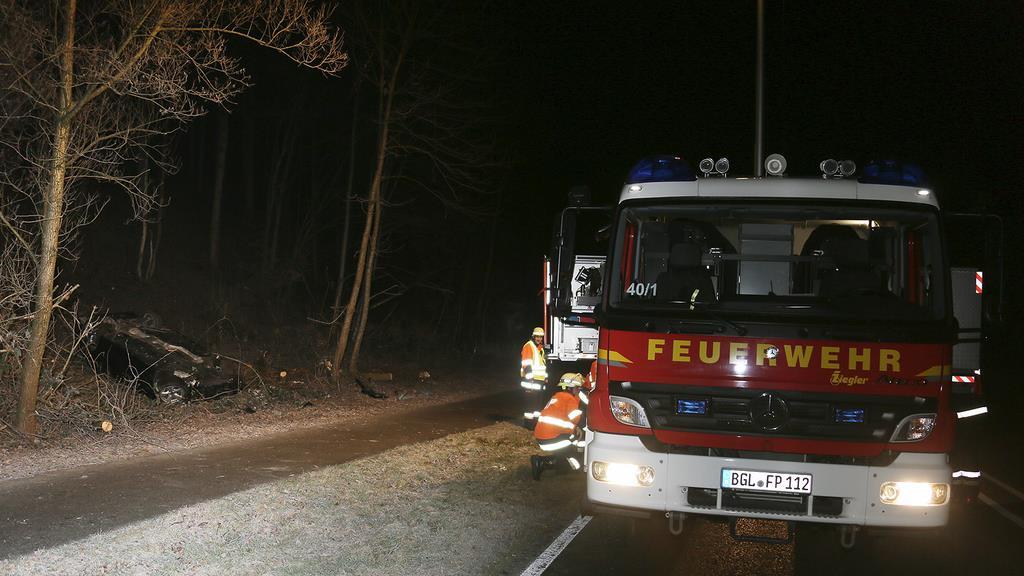 Unfall in Piding: 26-Jähriger überschlägt sich mit Pkw
