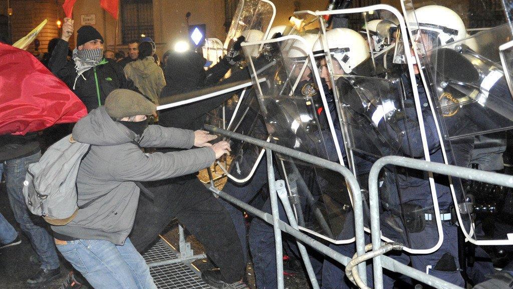 Ausschreitungen bei Demos gegen Akademikerball 2014
