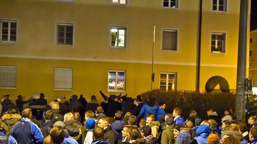 Schalke-Fanmarsch in Salzburg: Anhänger geraten in Rage