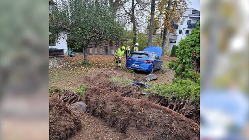 Auto kracht in Bürmoos durch Gartenzaun