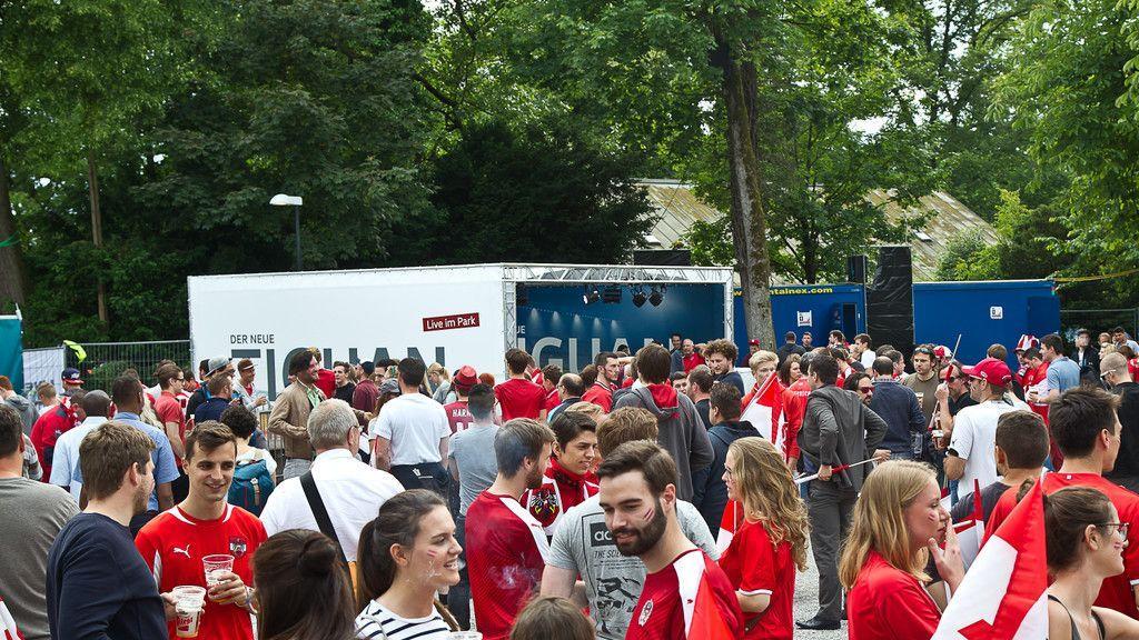 Volle Fan-Zone im Volksgarten