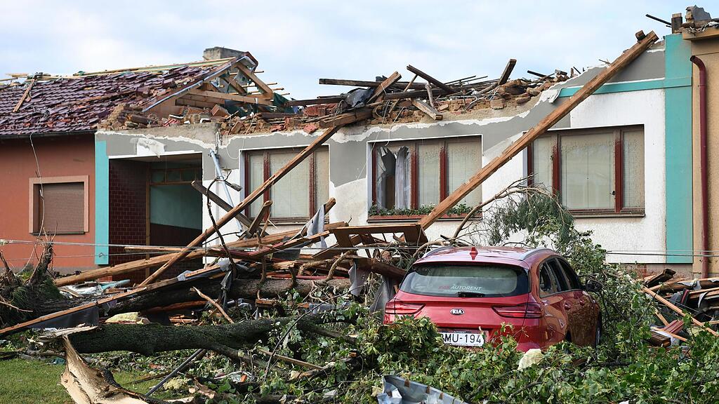 Sch\u00e4den nach Tornado in Tschechien
