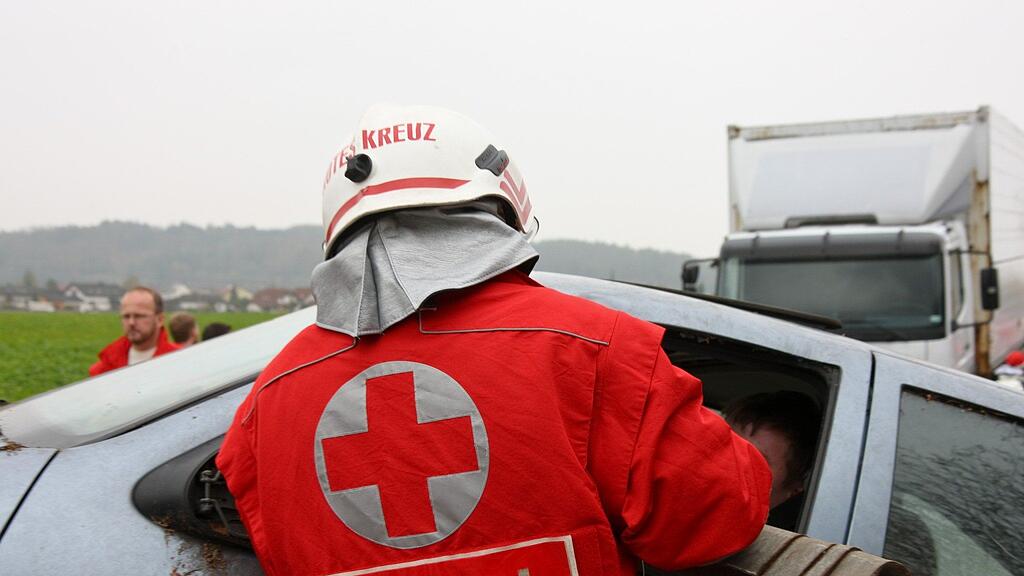 Der Taxifahrer starb im Krankenhaus.