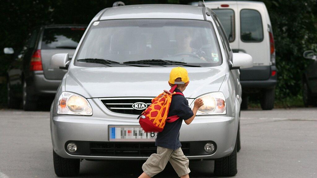 In Salzburg wurde ein Schüler von einem Fahrrad erfasst, im Bezirk Linz-Land wurde ein Kind am Schutzweg angefahren.