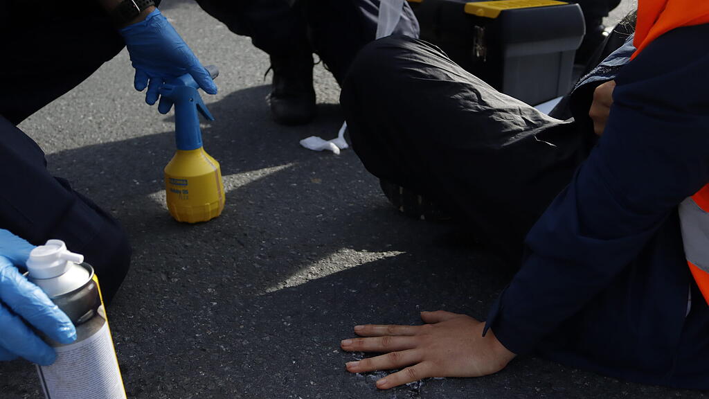 Polizei l\u00f6st Klebe-Aktion auf