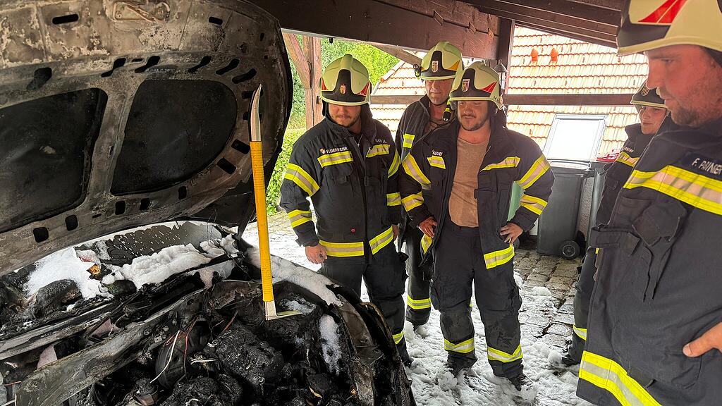 Autobrand in Tiefgraben