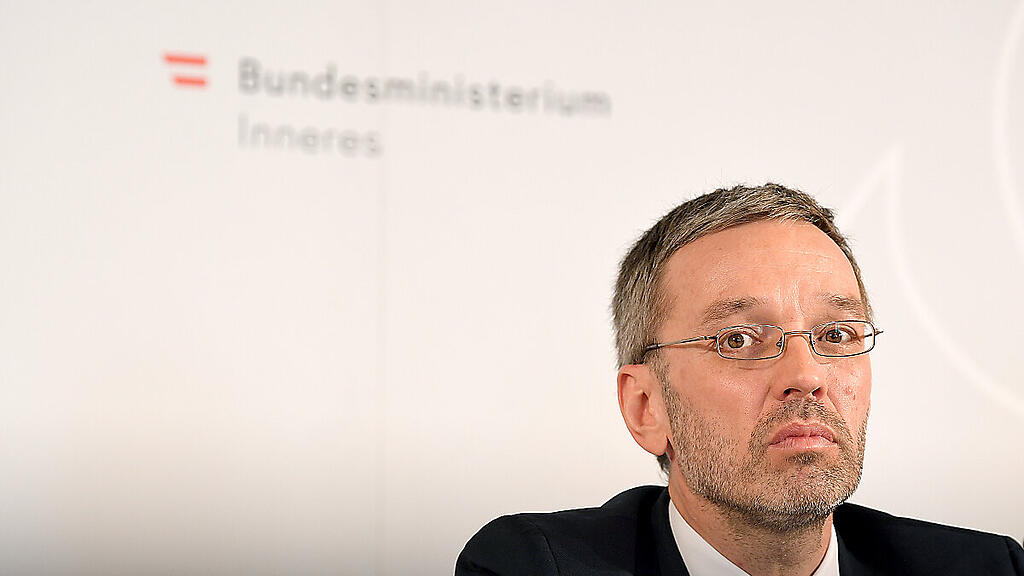 Der Innenminister benennt die Erstaufnahmezentren mit März um
