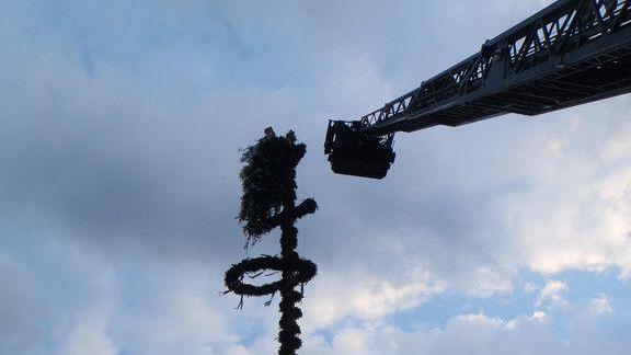 Sturm knickt Maibaum in Bad Ischl
