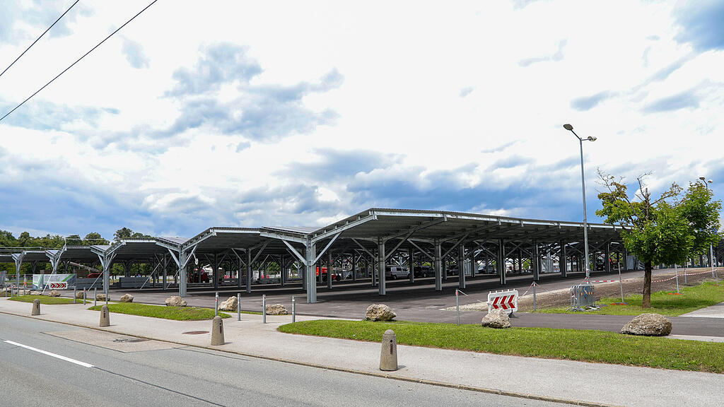 Photovoltaik-Carport-Anlage vor Red-Bull-Arena