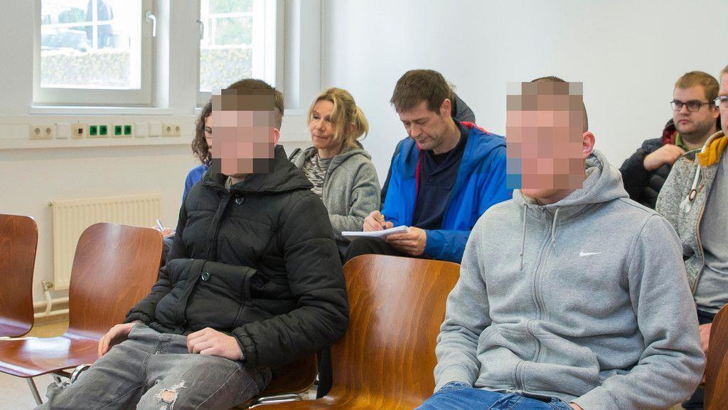 Überfall auf Taxilenkerin: Zwei Teenager vor Gericht