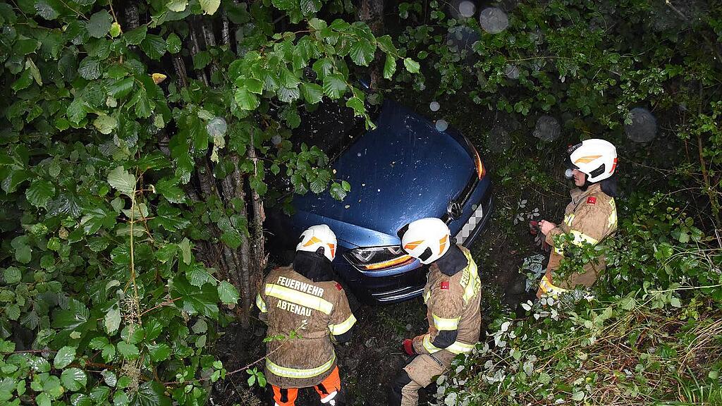 Auto rollt in Abtenau über steile Wiese