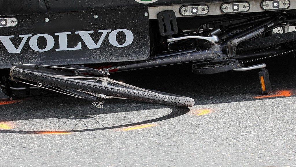Radfahrerin von Lkw überrollt