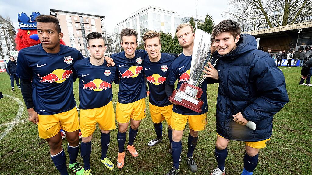 Die U19 von Red Bull Salzburg im kollektiven Jubel.