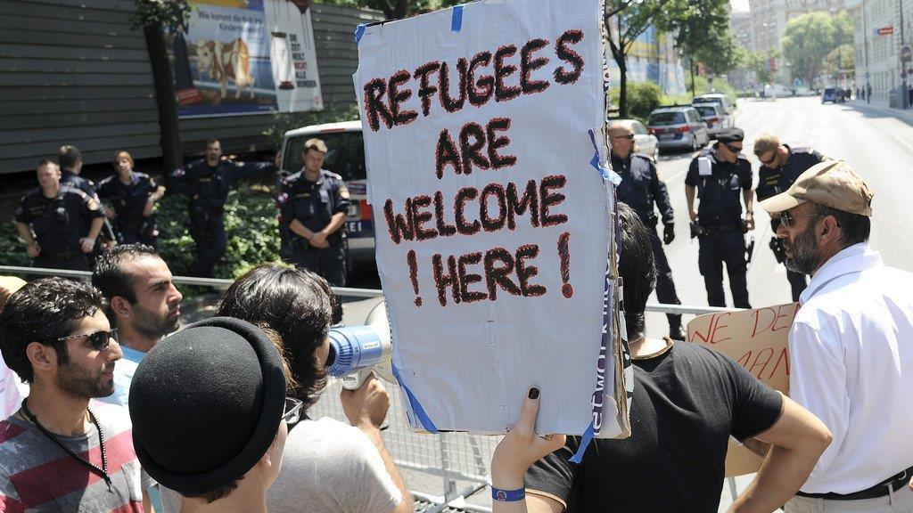 Demo gegen Abschiebung der Flüchtlinge vor Wiener Servitenkloster