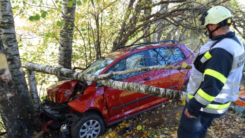 HANDOUT  STEIERMARK AUTO KRACHTE IN ÖBLARN GEGEN BAUM LENKER TOT =(2).jpg