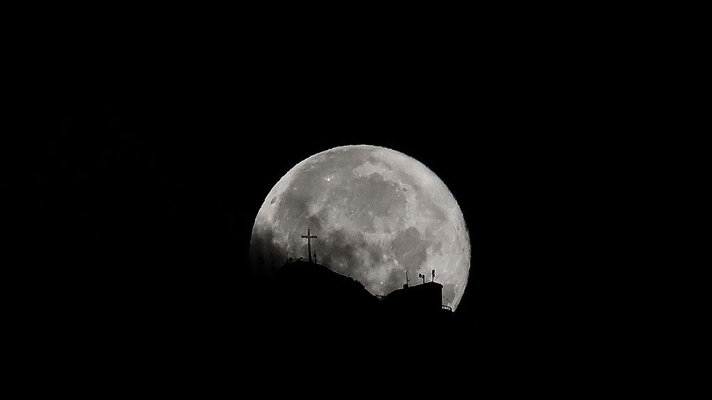 Supermond über Salzburg