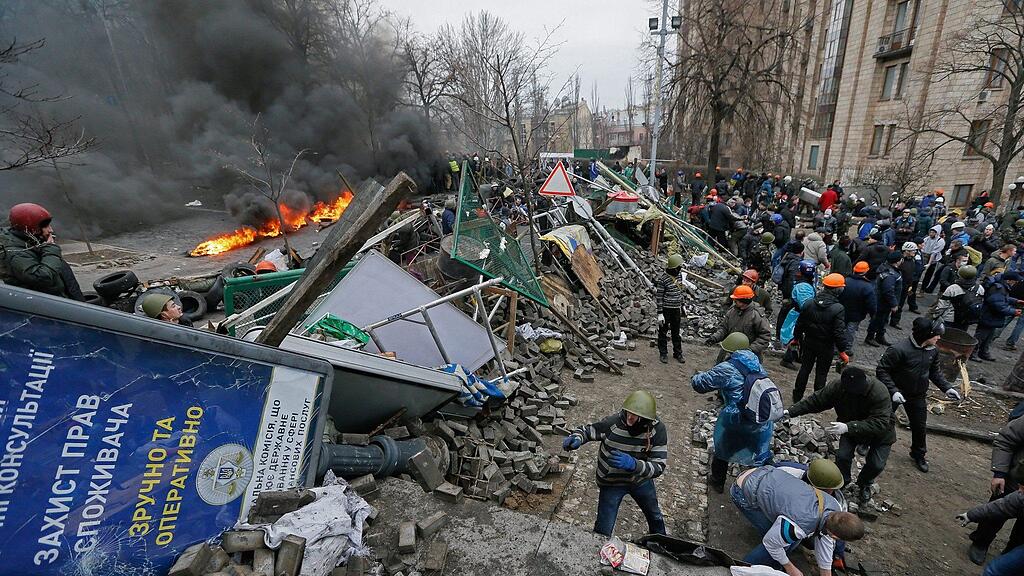 Die Opposition verstärkt die Barrikaden am Maidan, nachdem es am Donnerstag erneutz zu heftigen Protesten mit der Polizei gekommen ist.