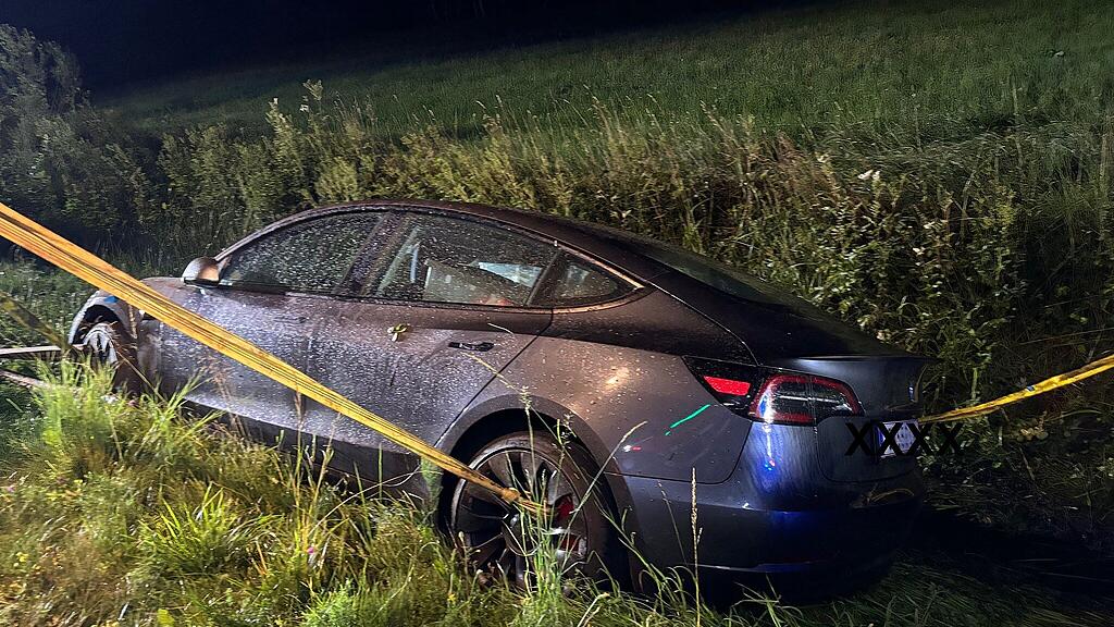 Auto in Böschung