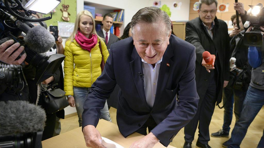 Kandidaten geben ihre Stimme ab