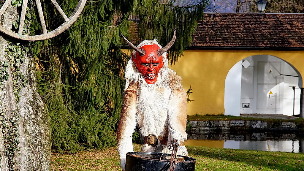Tag der Krampusse in Hellbrunn