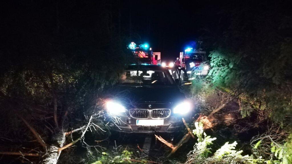 Die Feuerwehr Bad Ischl musste auch zu einem Crash im Weißenbachtal ausrücken.