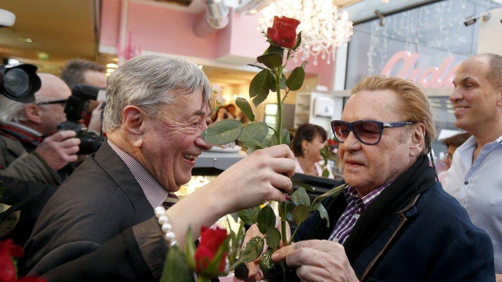 Helmut Berger verteilte Rosen in der Lugner City in Wien