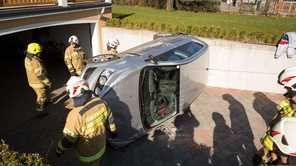 Auto stürzt von Grageneinfahrt
