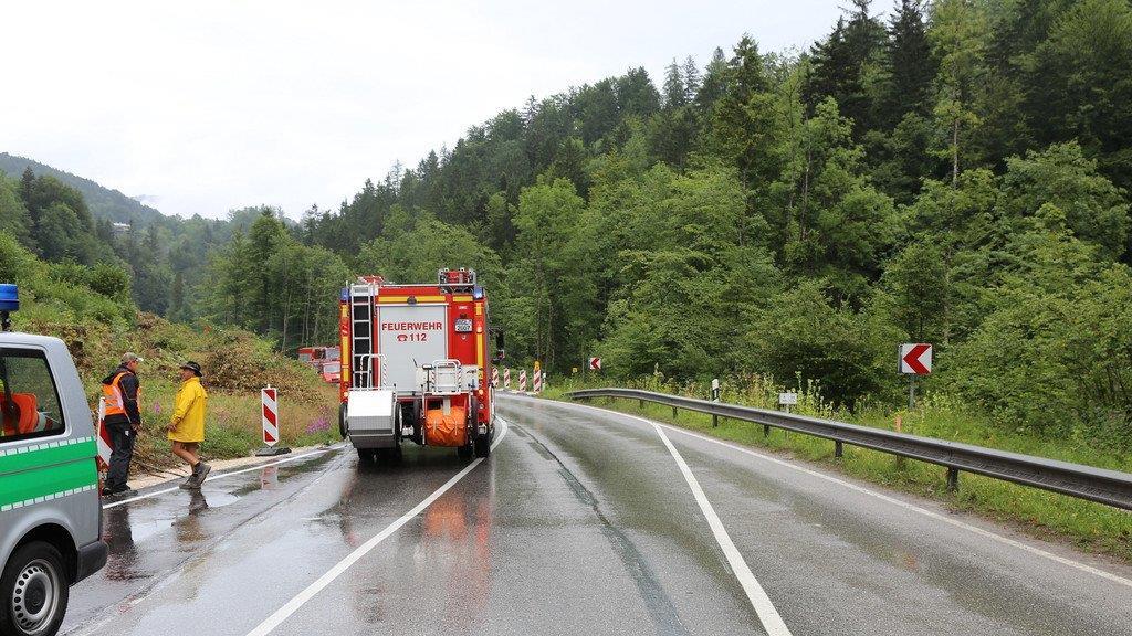 Pkw prallt in Betonleitwand