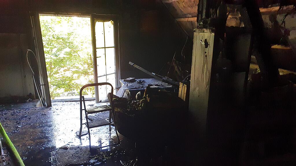 Feuerwehr Fuschl löscht brennenden Pferdestall