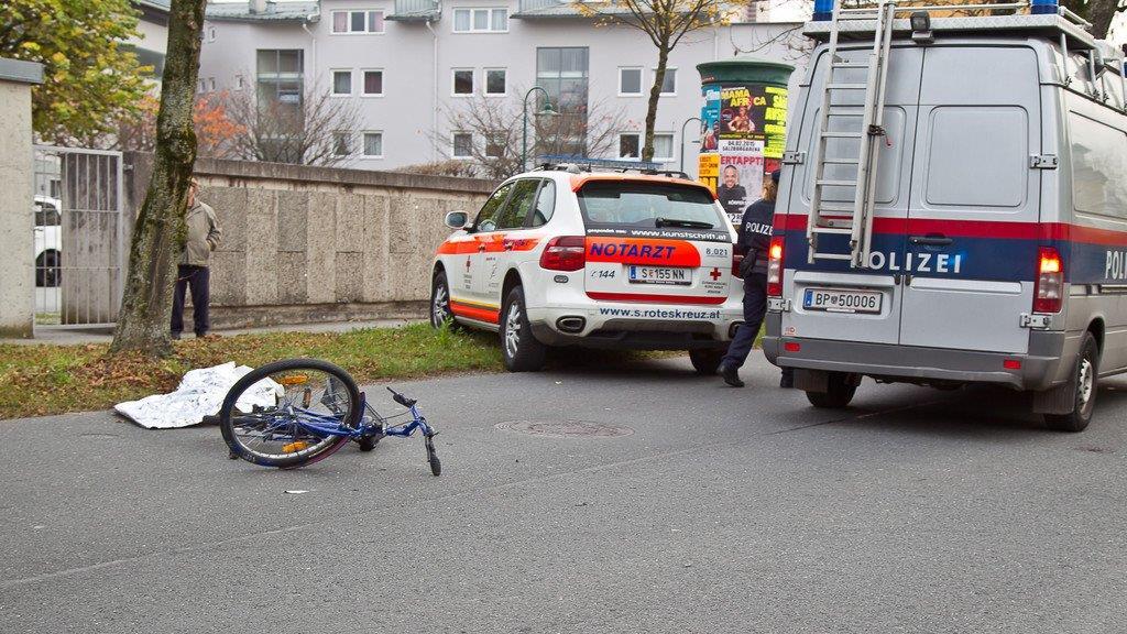 Fahrradfahrer kollidiert mit Pkw in der Stadt Salzburg: Schwer verletzt