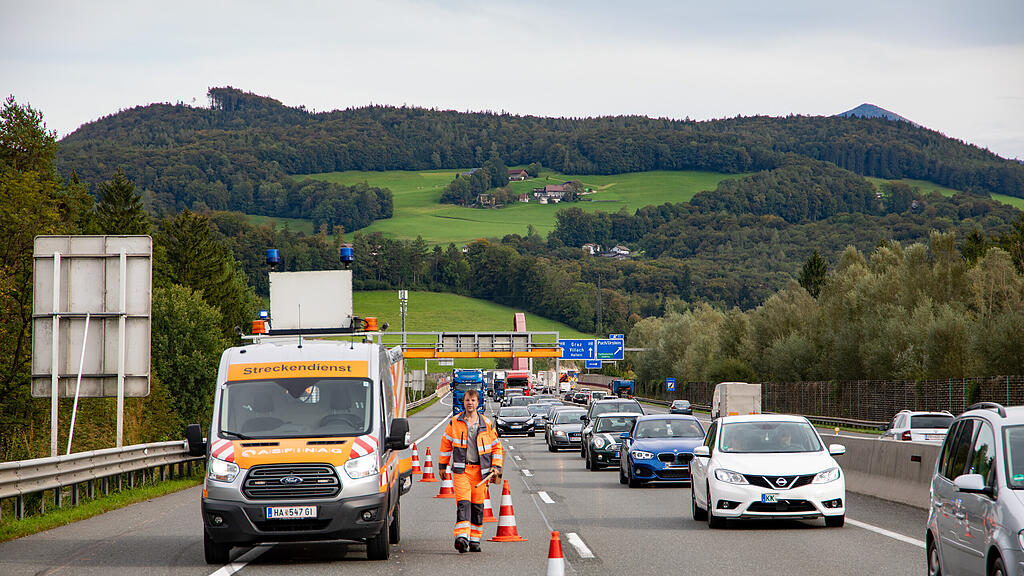 Verkehrsunfall A10 Puch: Kleinbus umgestürzt