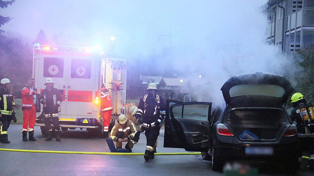 Feuerwehr und Rotes Kreuz mussten zu einem brennenden Auto in der Schillerstraße ausrücken.