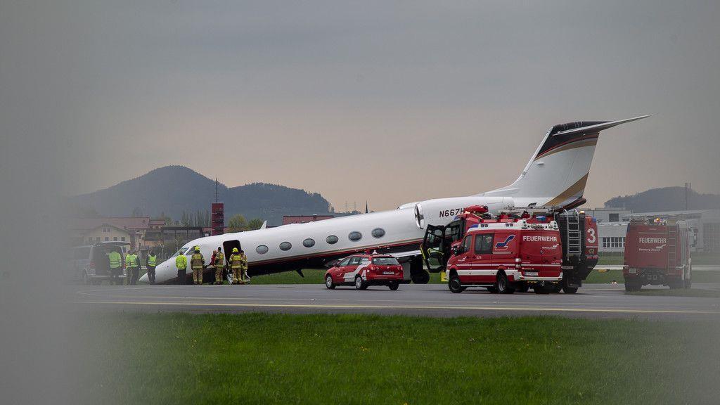 Salzburg Airport: Flugzeugfahrwerk knickt nach Rücklandung ein