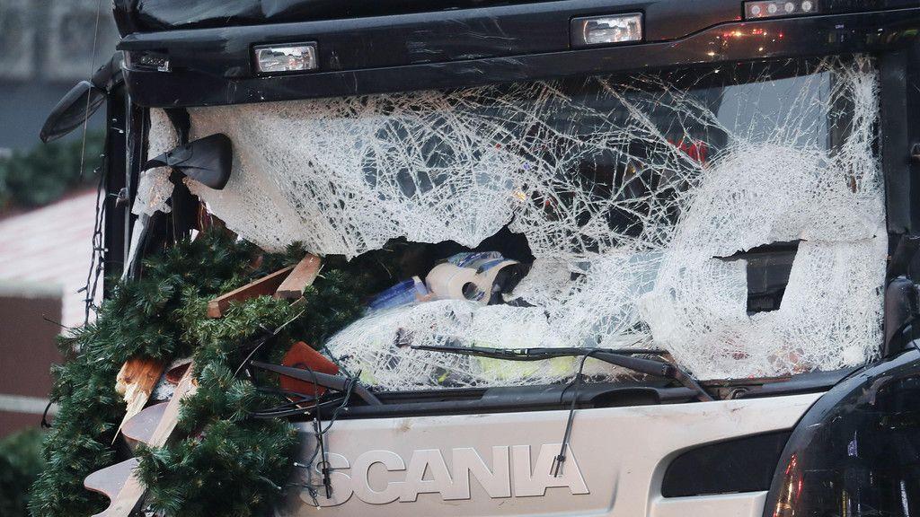 Lkw rast in Weihnachtsmarkt: Spurensicherung