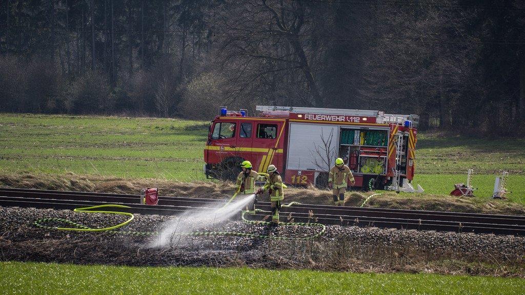 Buschbrände entlang der Zuggleise in Bayern