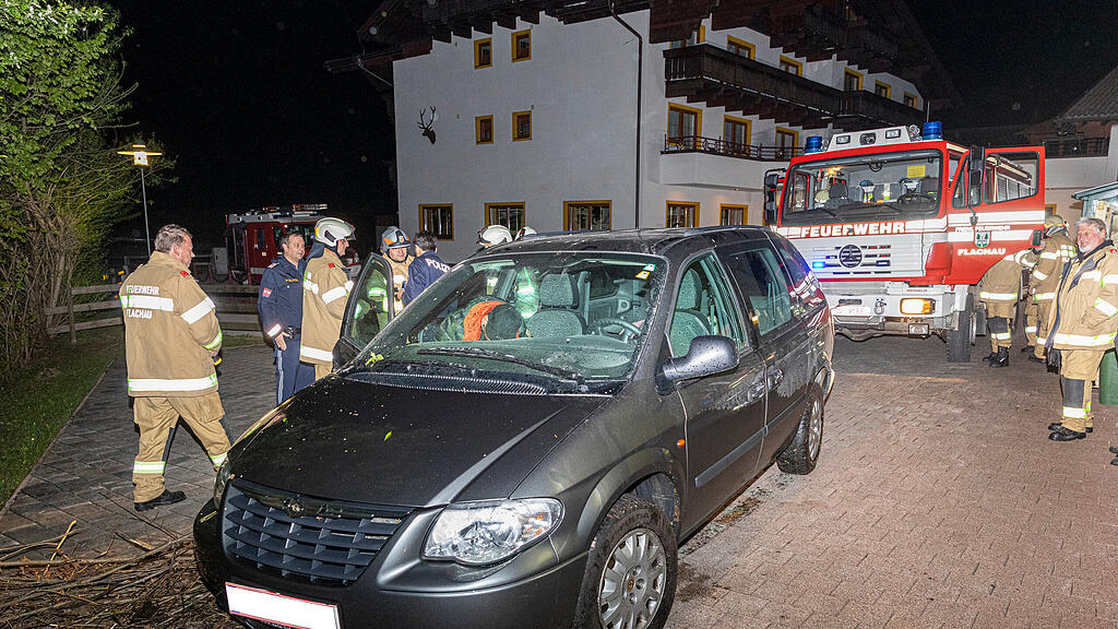 Auto rollt in Enns