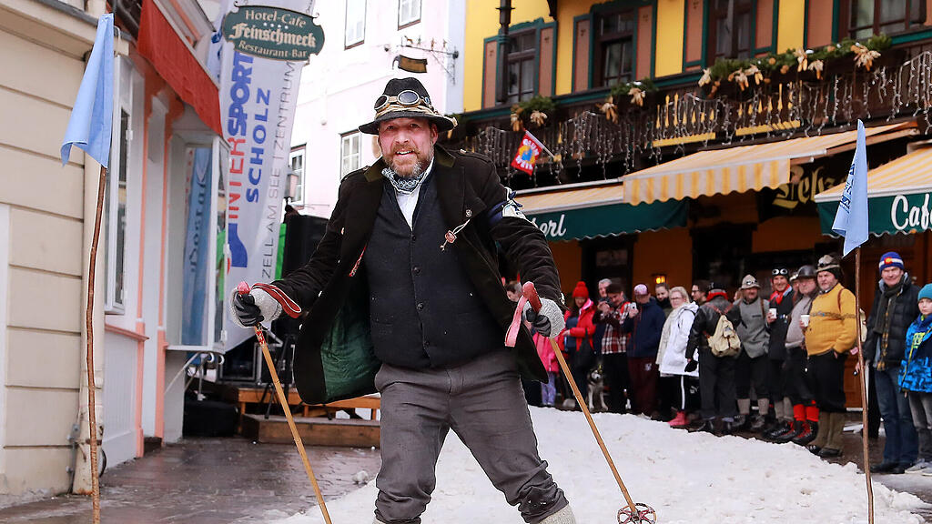 Mit Skiern in historischer Manier durch Zell am See,