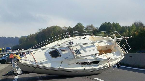 Segelboot lag quer über beide Fahrstreifen