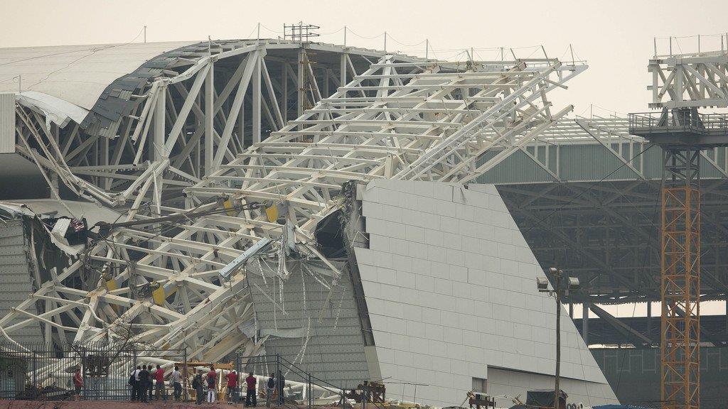 Brasilien: Kran stürzt auf WM-Stadion