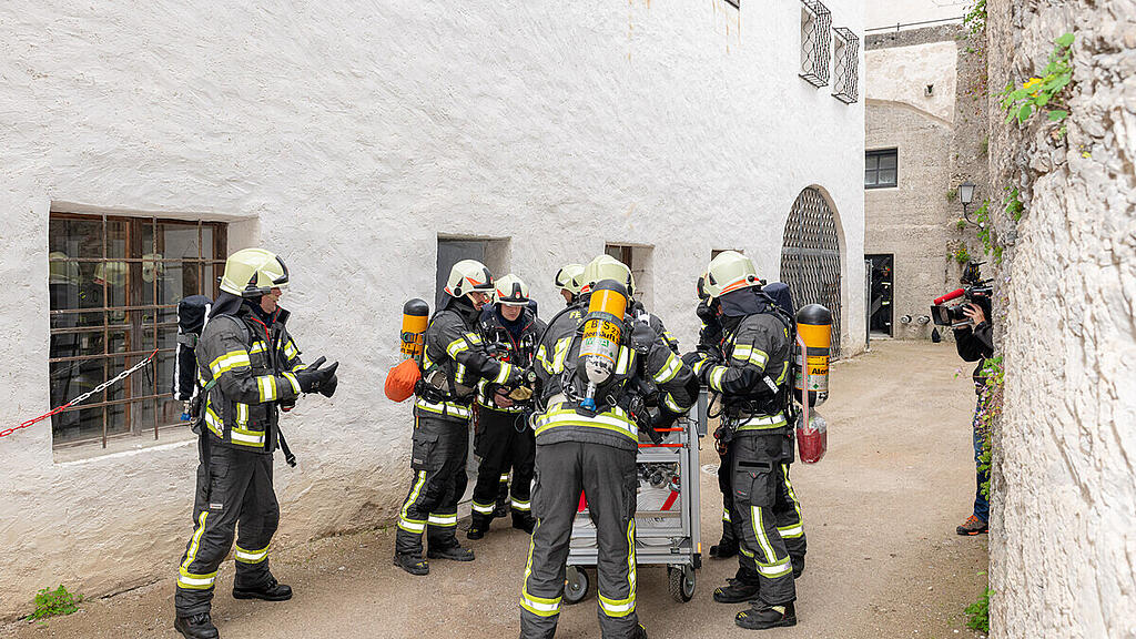 Feuerwehr-Übung auf der Festung, II