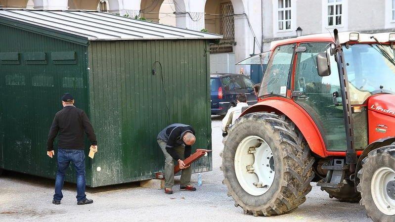 Aufbauarbeiten am Sonntag, II