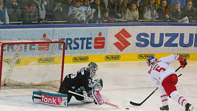 Für Salzburgs Thomas Raffl (re.) ist Linz im Halbfinal-Duell ein harter Brocken.