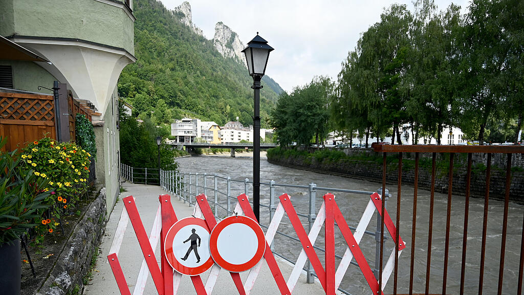 Aufr\u00e4umarbeiten Hallein nach Hochwasser